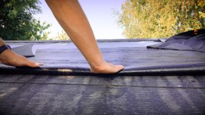 Zelfklevende dakrollen: de waterdichte bedekking voor platte daken