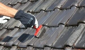 Eenvoudig herstellen en vastlijmen van losliggende dakpannen